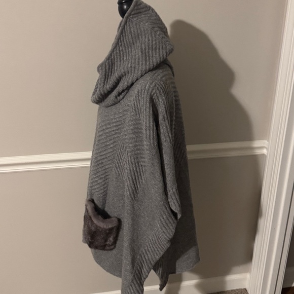 Malo Gray Poncho with Faux Fur Accents - Picture 3 of 5